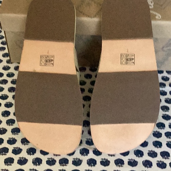 Free People **NEW** Sandals size 7. - Picture 4 of 5